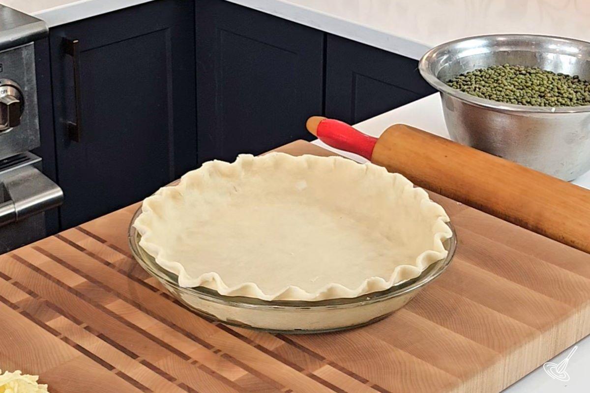 Une pâte à tarte sur une planche à découper.