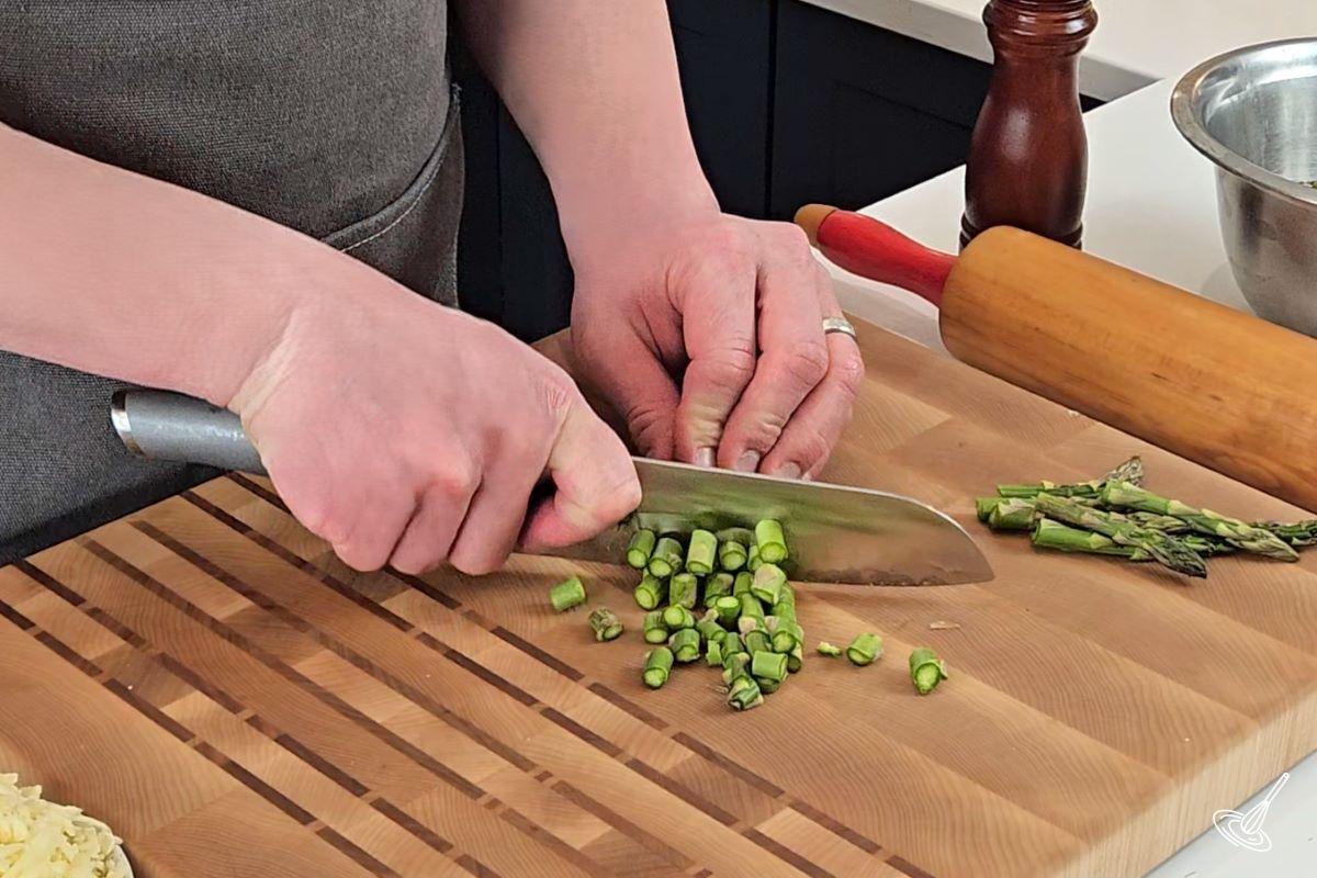 Quelqu'un coupe des tiges d'asperges.