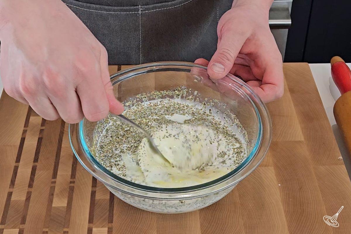 Quelqu'un qui fouette un mélange d'œufs et de lait à la fourchette.