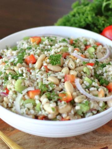 Salade d’haricots blancs et orge servie dans un bol.