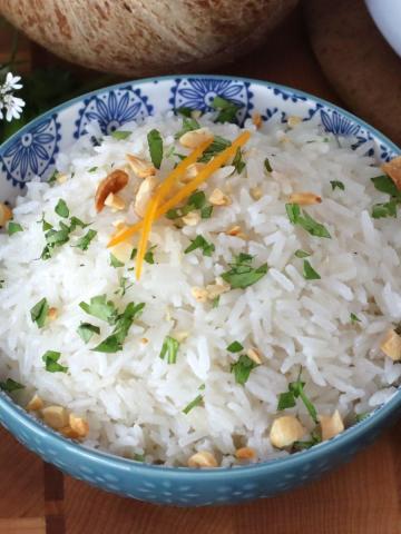 Un bol de Riz au jasmin et à la noix de coco
