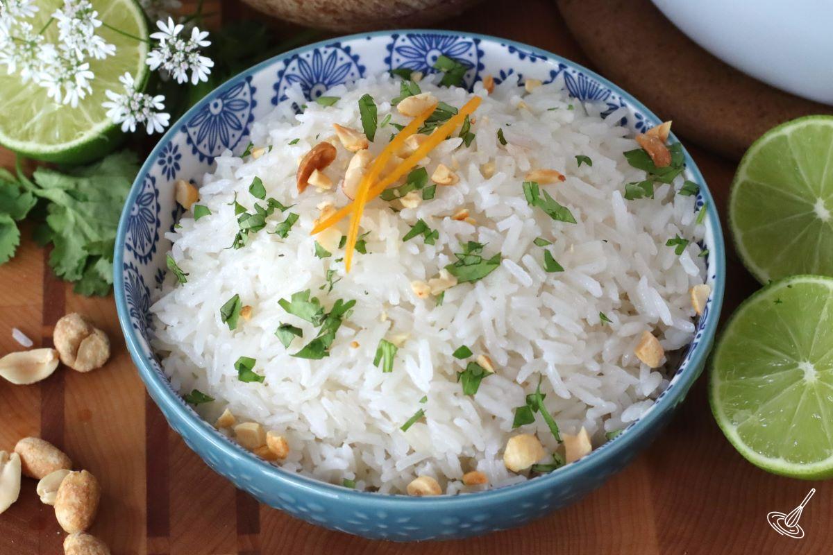 Riz au jasmin et à la noix de coco servi dans un bol.