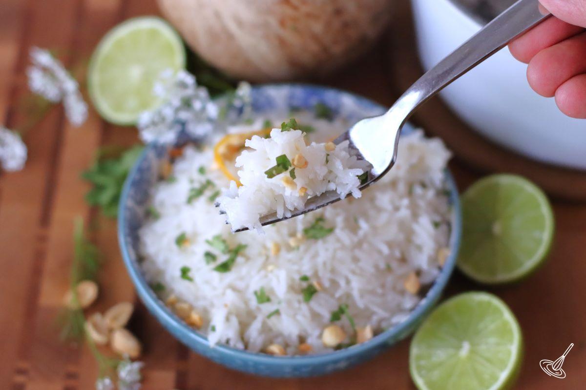 Une personne tenant une fourchette avec du riz au jasmin et à la noix de coco.