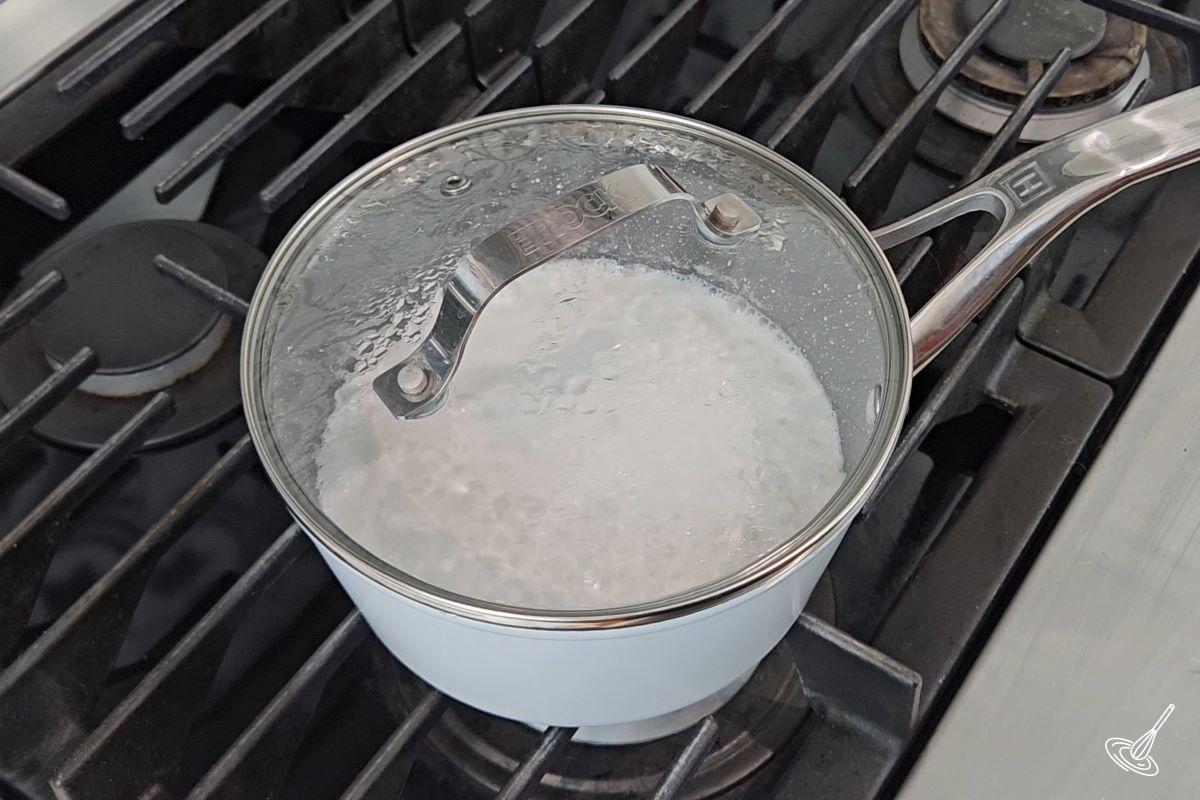 Cuisson du riz dans une casserole. 