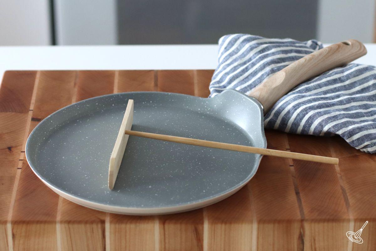 A Crêpe pan and spreader tool.