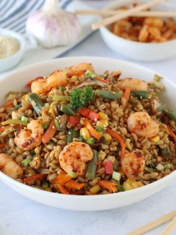 Riz frit à l'orge servi dans un bol.