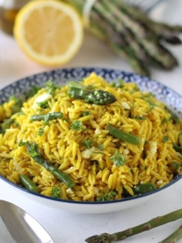Orzo aux asperges et au citron dans un bol de service
