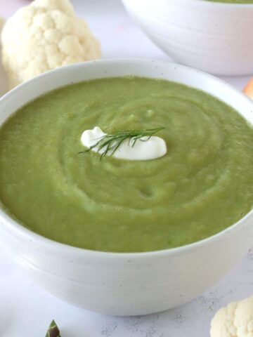 Crème de chou-fleur et asperges dans un bol.