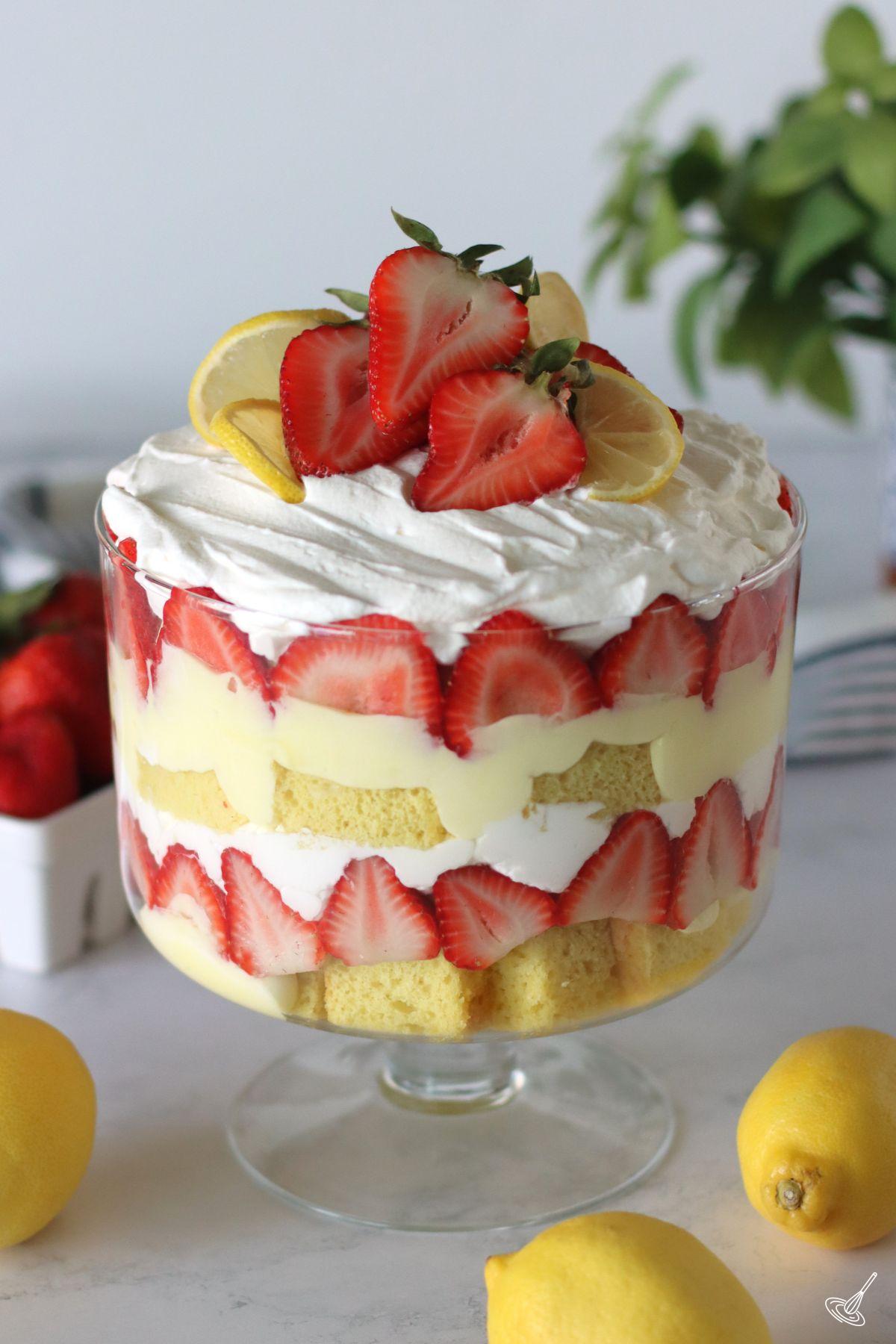 Bagatelle aux fraises et citron sur la table.