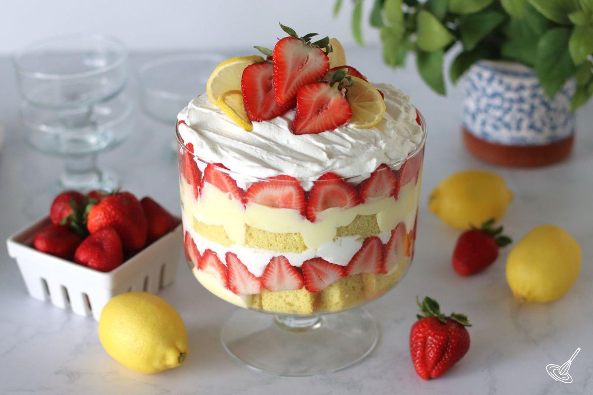 Une bagatelle aux fraises et citron posée sur la table. 