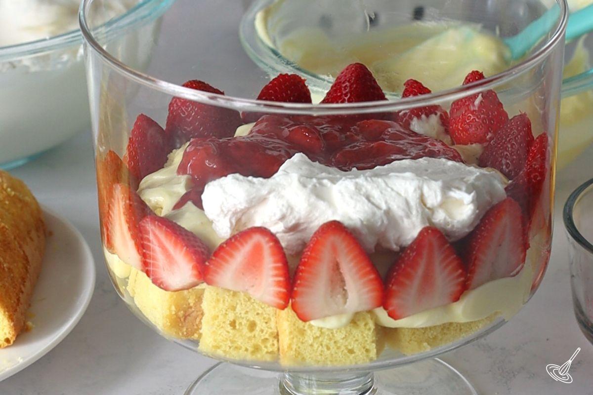 Une bagatelle aux fraises et à la limonade en préparation. 