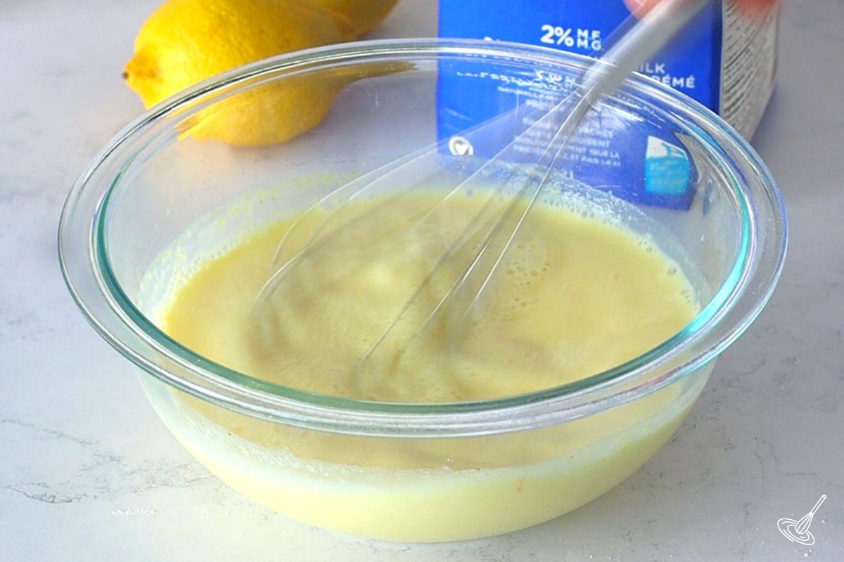 Quelqu'un fait un bol de pouding au citron. 