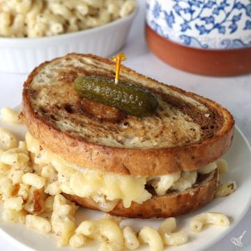 Mac n cheese grilled cheese on a plate.
