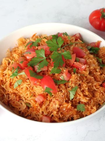 Riz mexicain cuit au cuiseur à riz dans un bol.