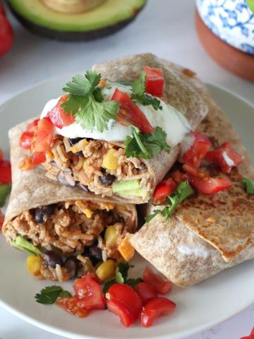 Burritos à la dinde hachée servis dans une assiette.