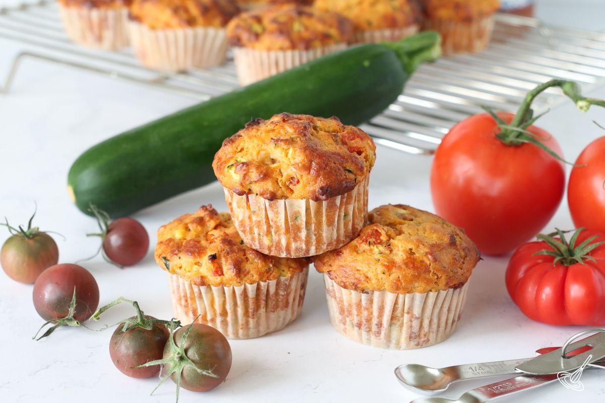 Une pile de trois muffins tomate-courgette. 