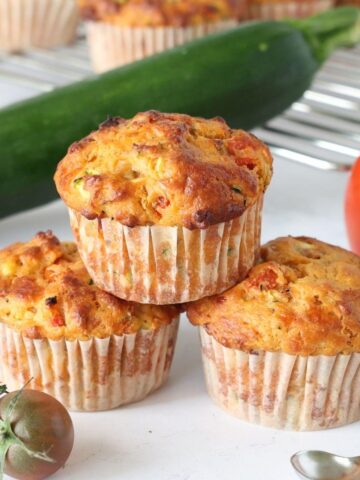 Une pile de trois muffins tomate-courgette.