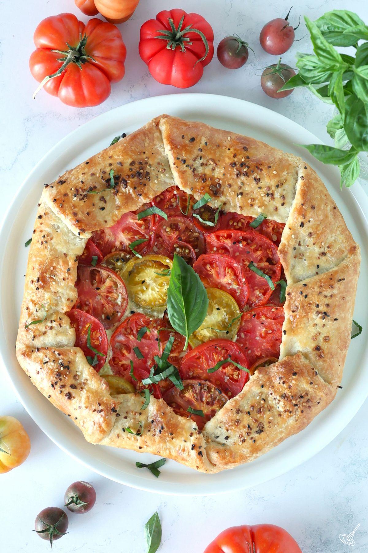 Une galette à la tomate et au pesto sur une assiette.