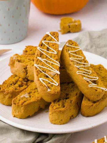 Biscotti à la citrouille, aux noix et à l'érable, servis sur une assiette.