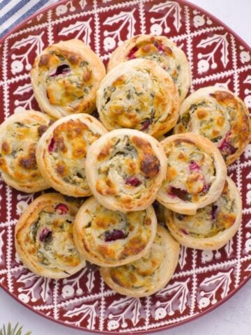 Roulés aux épinards et aux artichauts sur une assiette.