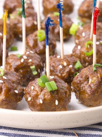 Boulettes de viande glacées à l'érable et au soja, servies dans une assiette.