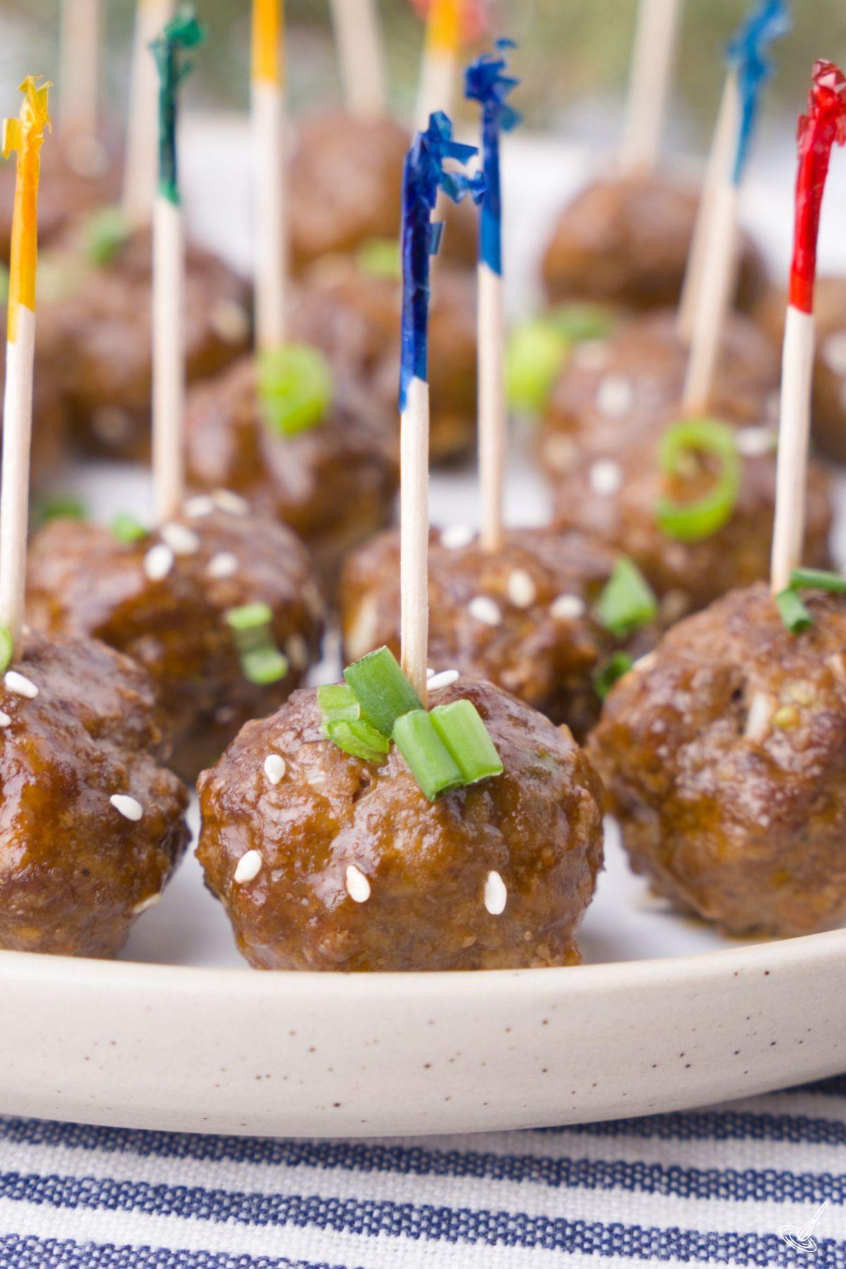 Boulettes de viande glacées à l'érable et au soja, servies dans une assiette.