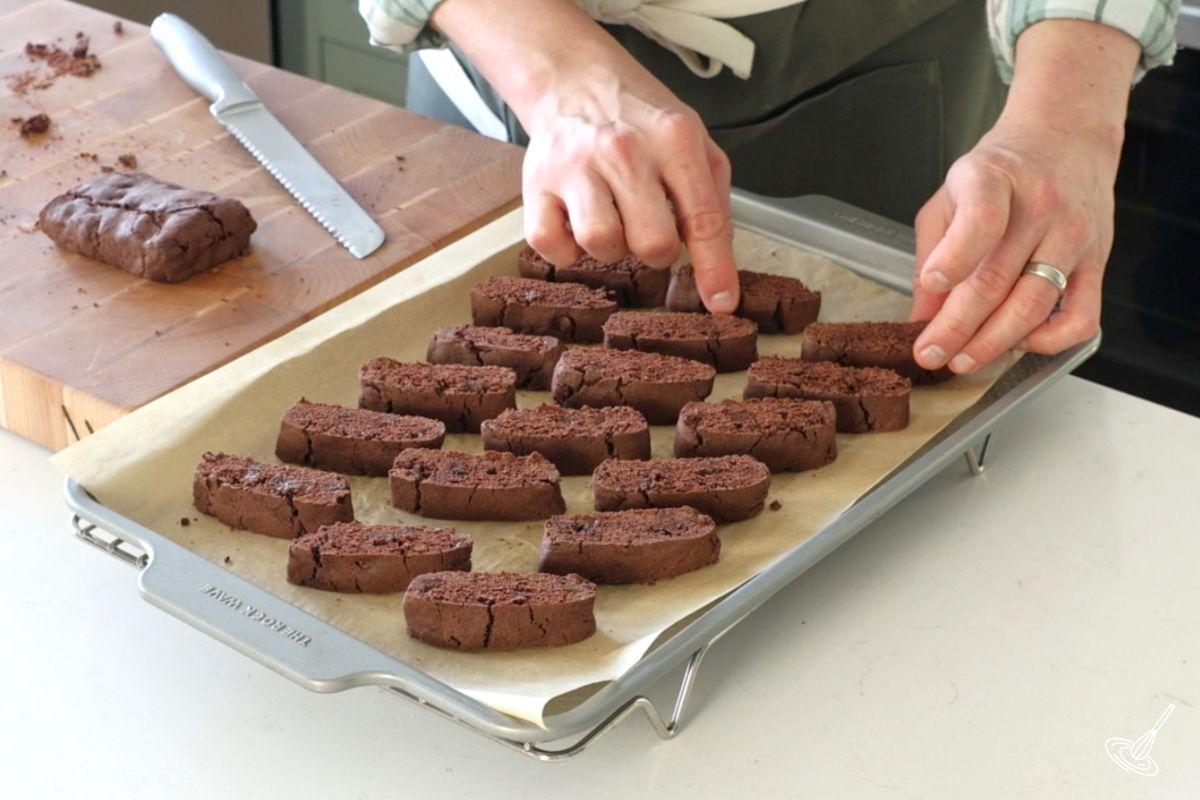 Place the sliced biscotti on a baking tray. 