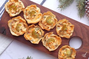 Jalapeño poppers phyllo cups on a serving board.