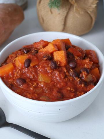 Un bol de chili à la dinde et à la patate douce.