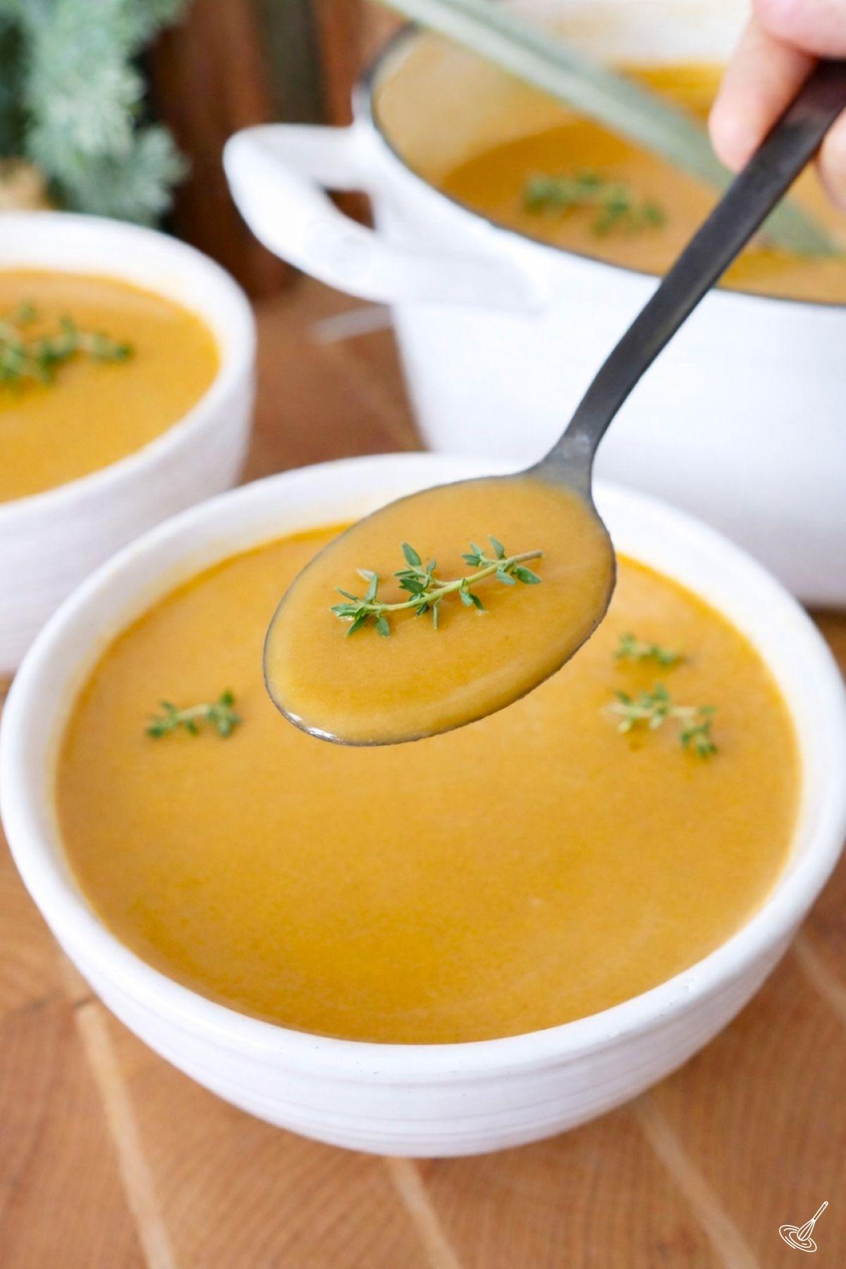 Une cuillère de soupe de courge musquée et patate douce. 