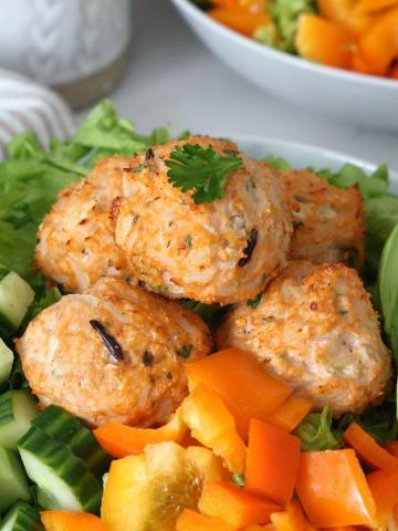 Boulettes de poulet et de riz sur un lit de salade.