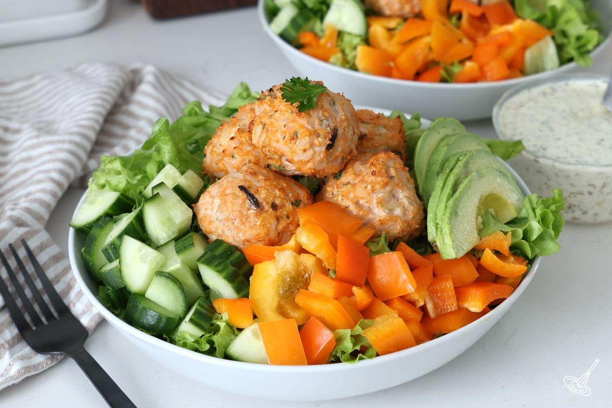 Boulettes de poulet et de riz sur un lit de salade.