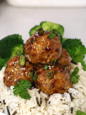 Boulettes de poulet au miel et à l'ail servies sur du riz.