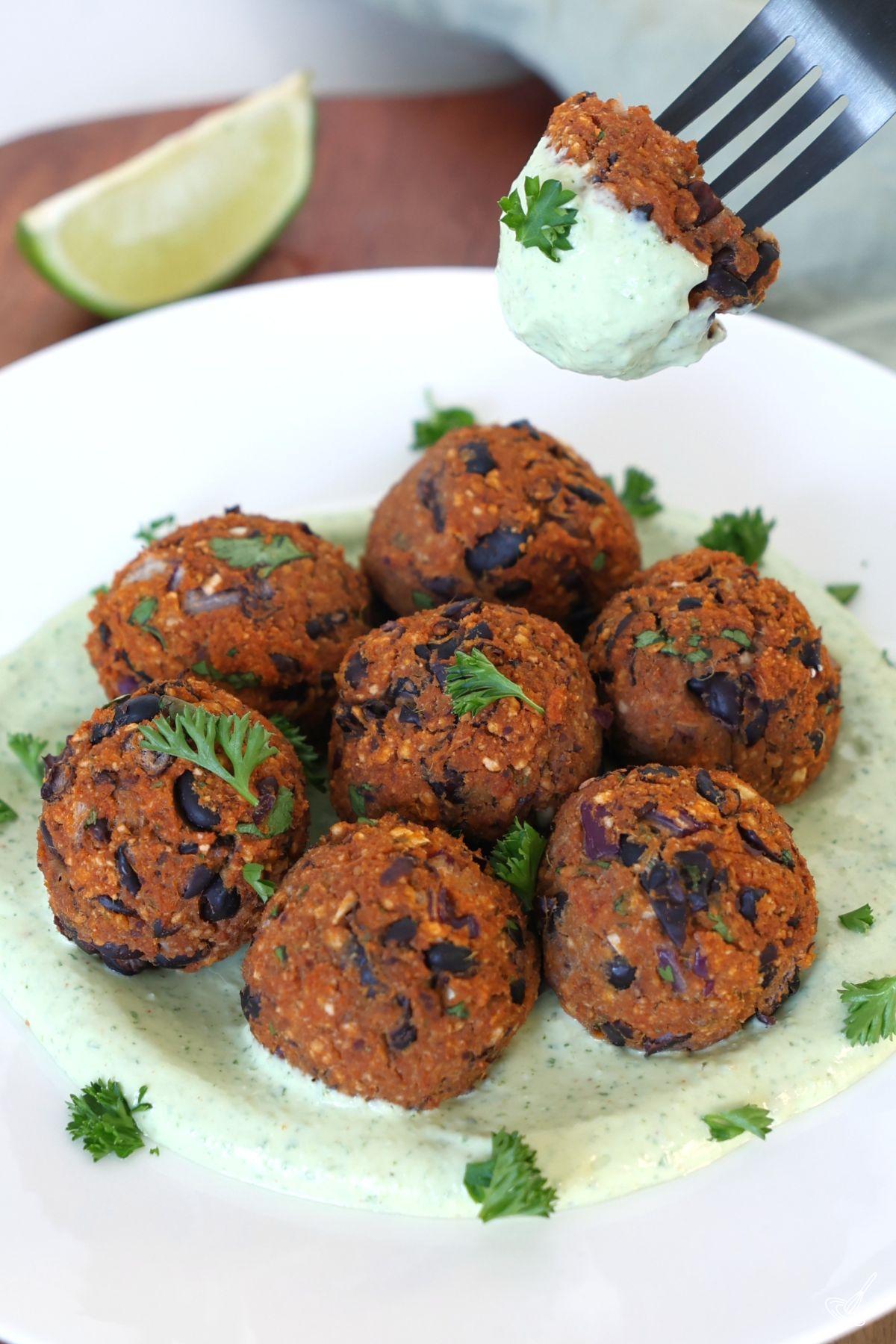 Boulettes de patate douce et haricots noirs servies dans une assiette. 