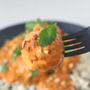 Boulettes de dinde dans une sauce curry à la noix de coco, servies sur du riz.