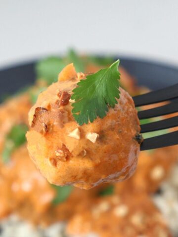 Boulettes de dinde dans une sauce curry à la noix de coco, servies sur du riz.