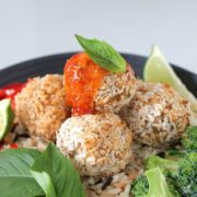 Boulettes de crevettes à la noix de coco cuites au four sur du riz.