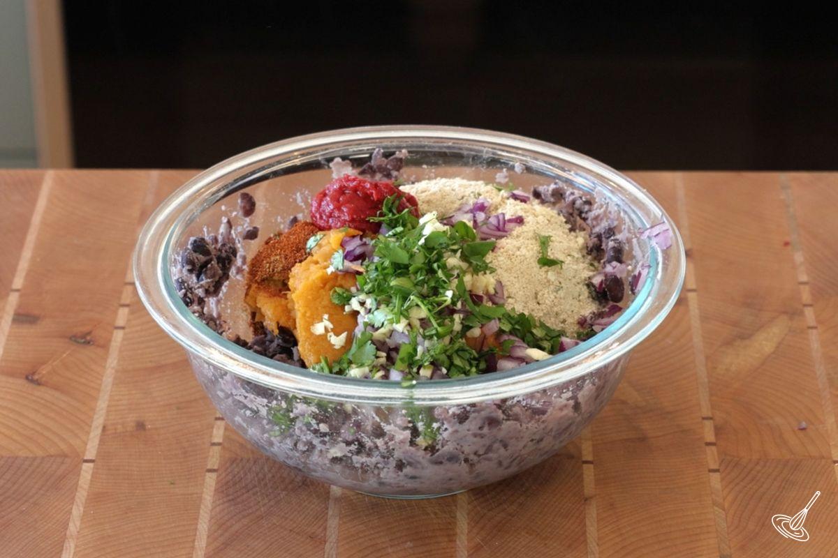 Un bol d'ingrédients pour faire les boulettes de viande. 