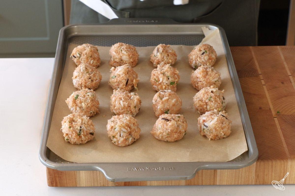 Boulettes de viande crues sur une plaque de cuisson. 