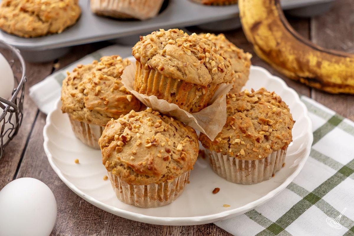 Muffins banane-beurre de cacahouète sur une assiette.