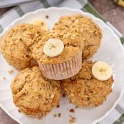Muffins banane-beurre de cacahouète sur une assiette.