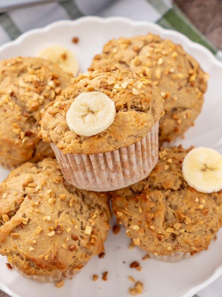 Muffins banane-beurre de cacahouète sur une assiette.