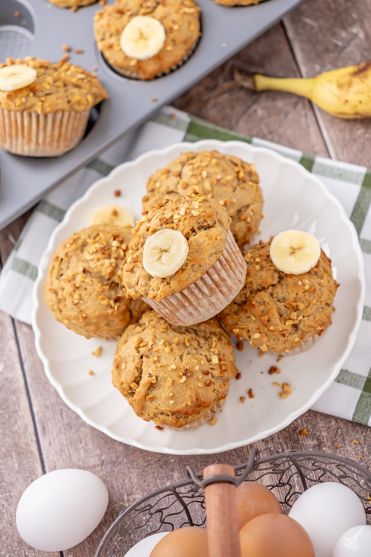 Muffins banane-beurre de cacahouète sur une assiette.