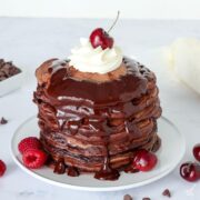 Une pile de pancakes double chocolat aux pépites de chocolat.