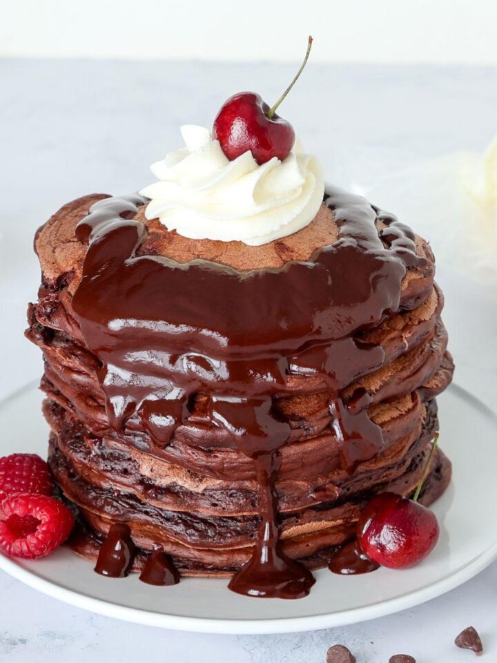Une pile de pancakes double chocolat aux pépites de chocolat.
