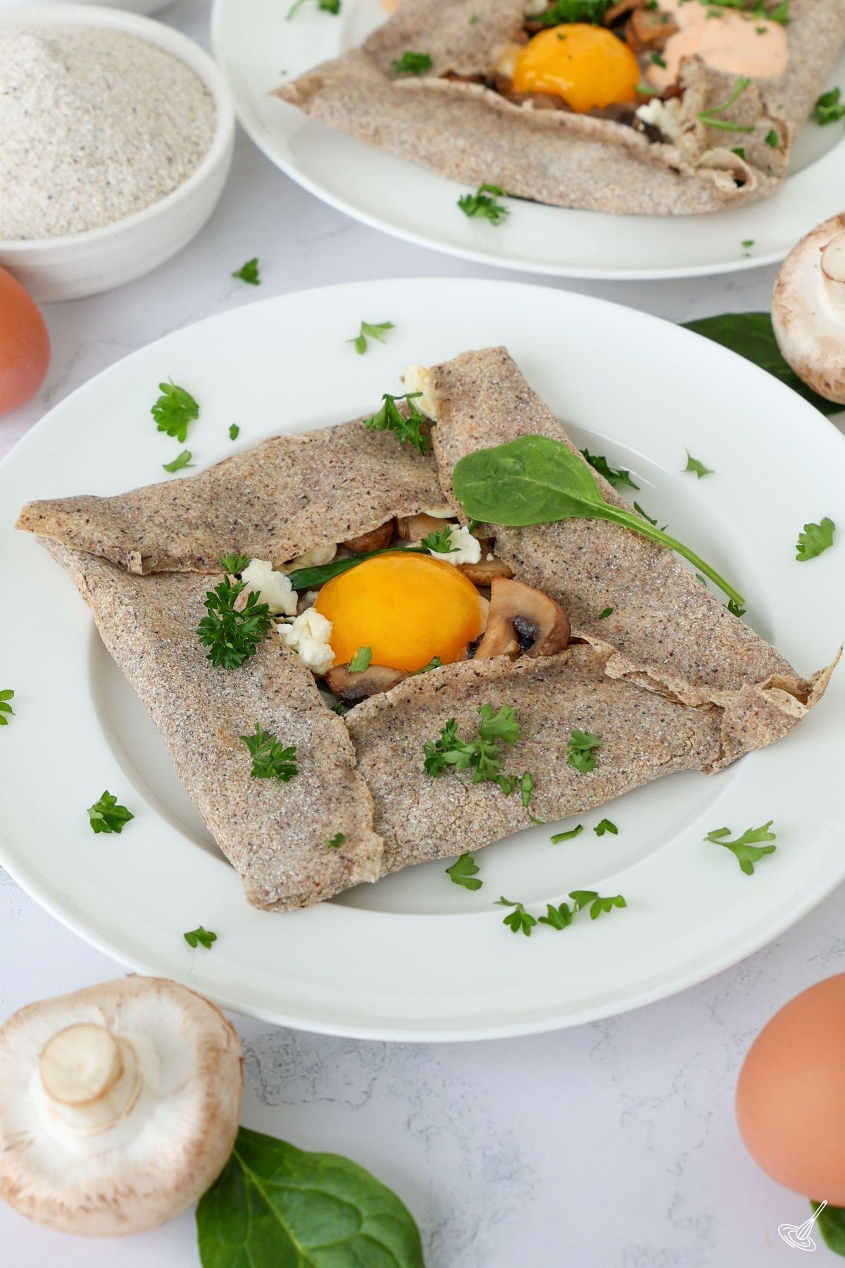 Une galette bretonne forestière sur une assiette.