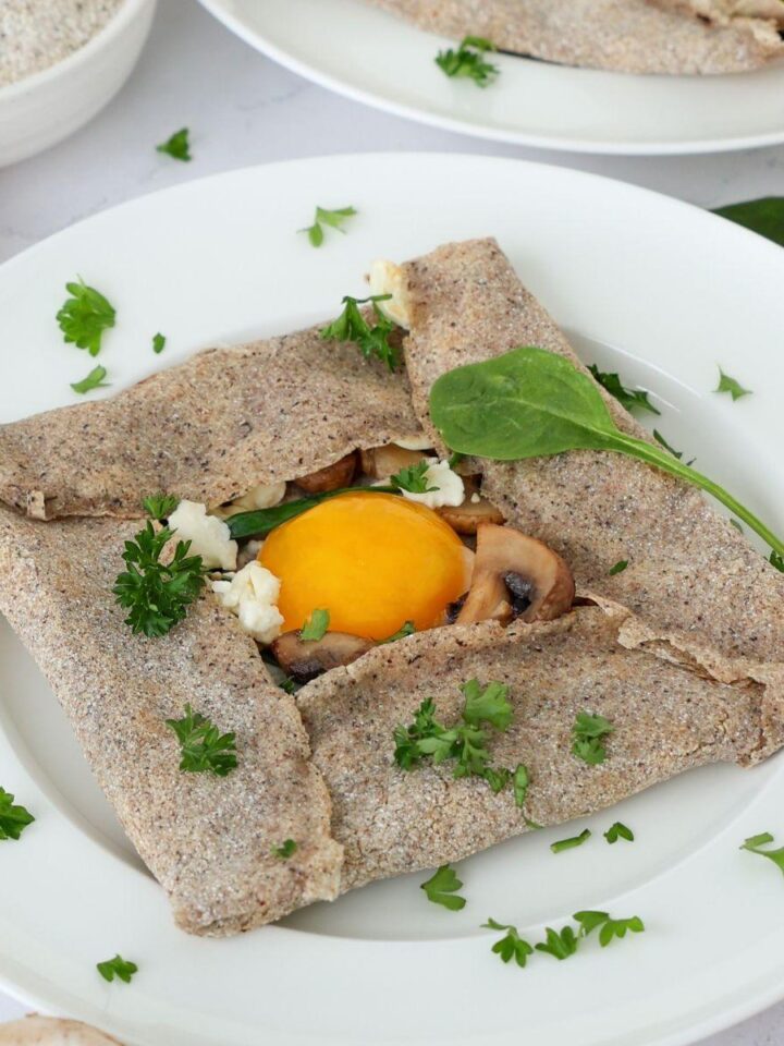 Galette Bretonne Forestière sur une assiette.