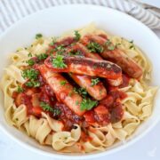 Nouilles aux œufs, saucisse de dinde et chili, servies dans un bol.