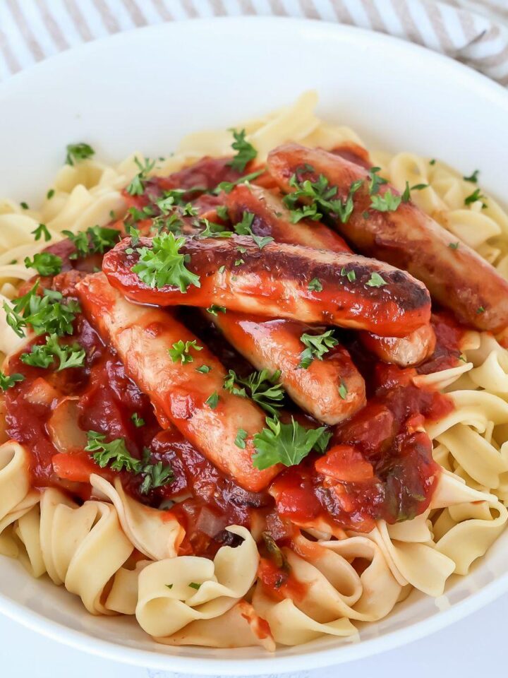 Nouilles aux œufs, saucisse de dinde et chili, servies dans un bol.