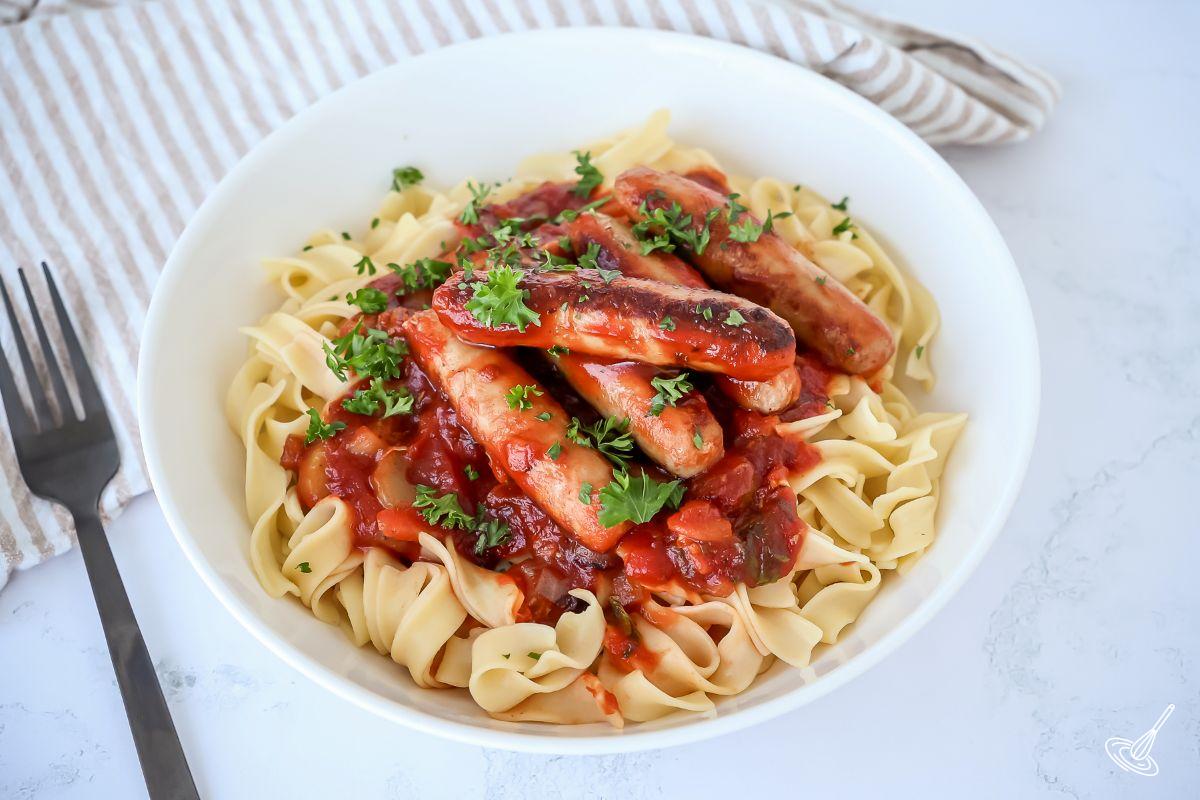 Nouilles aux œufs, chili et saucisse de dinde, servies dans un bol.